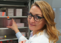 Dr. Anna Becker im Labor