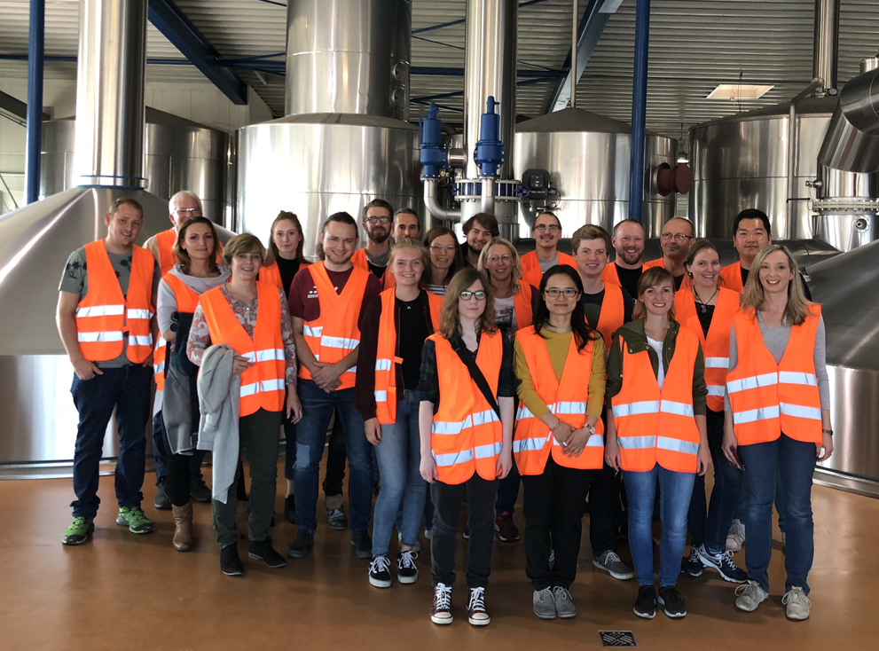 Oettinger Brauerei, Gruppenbild Mitarbeiter und Studierende