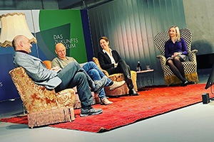 Vier Personen (vlnr. Stefan Rieger, Prof. Halik, Prof. Büttner, Prof. Castiglione) die auf recycelten Sesseln im Halbkreis sitzen
