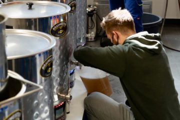 Masterand Marco Dürsch beim Abfüllen von etwas Vorderwürze