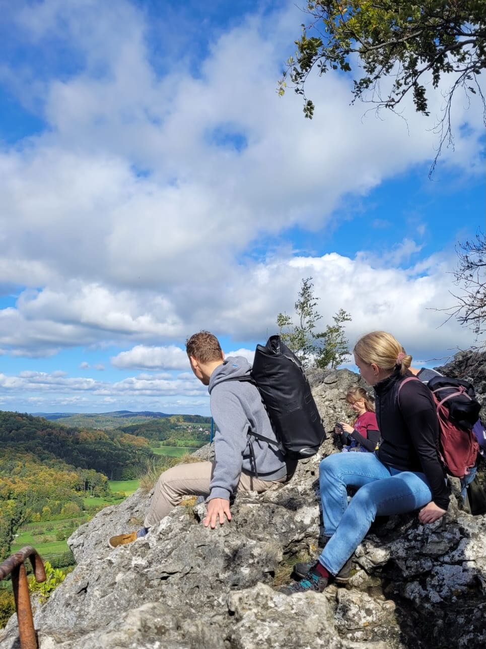 Die schöne Aussicht vom Glatzenstein mit weiblichen und männlichen Personen