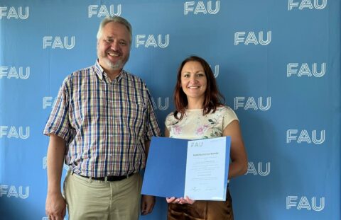 Dr. habil. Anna Maria Becker hält ihre Habilitationsurkunde in den Händen.