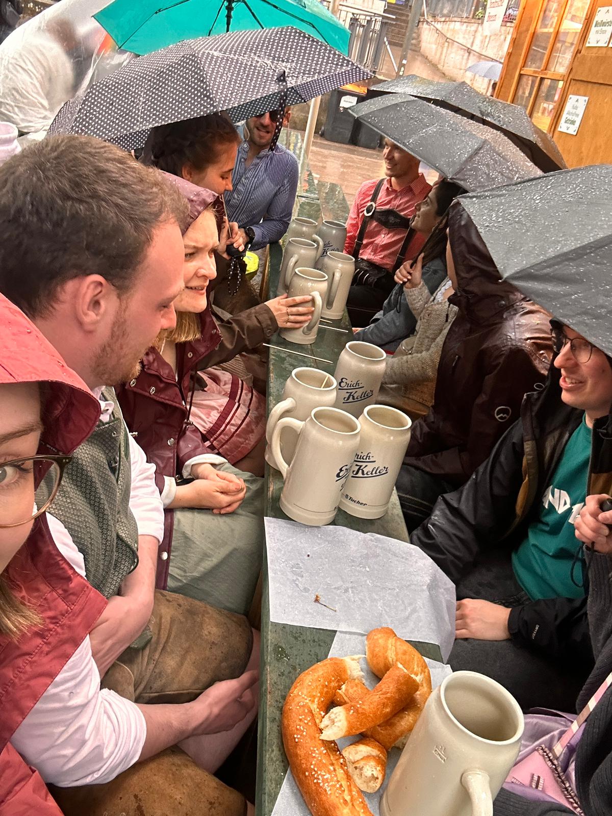 BVT Mitarbeitende im Regen beim Bergkirchweih