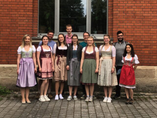 BVT Mitarbeiter in Tracht vor der Bergkirchweih