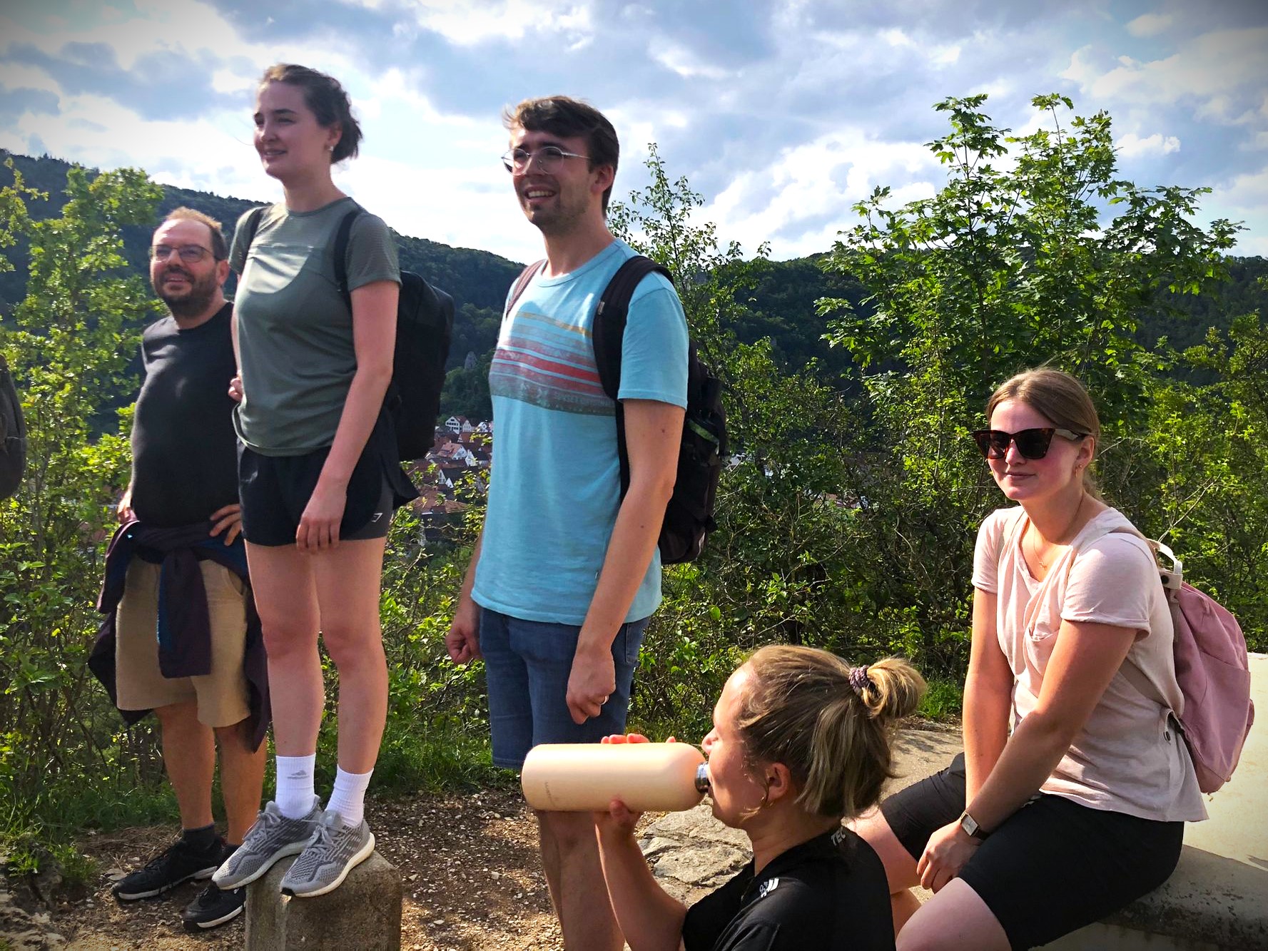Weibliche und Männliche Personen bei der Wanderung