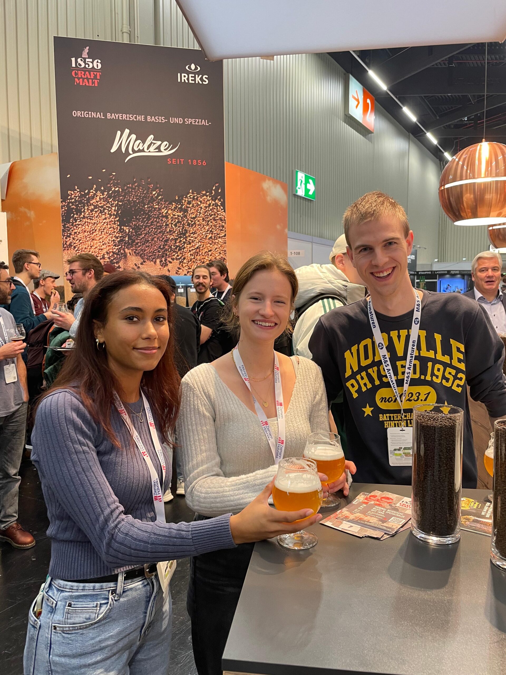 BVT Studierenden - 2 weibliche und eine männliche Person - bei BrauBeviale