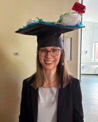 Stefanie Fritzsche in ihrem Doktorhut