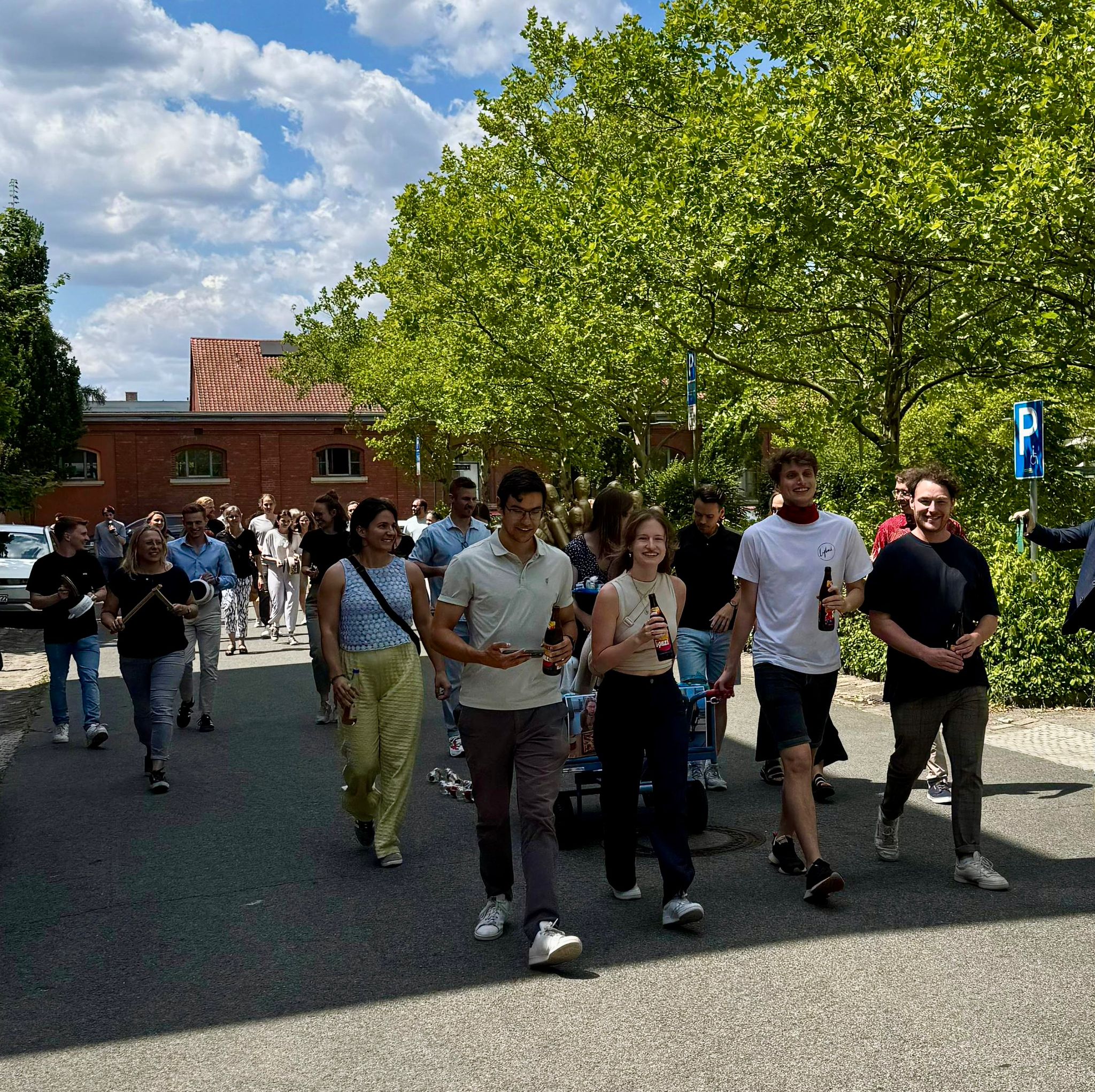 Doktorfeier - mehrere Personen bei einem tradizionellen Doktor-Wagen-Umzug