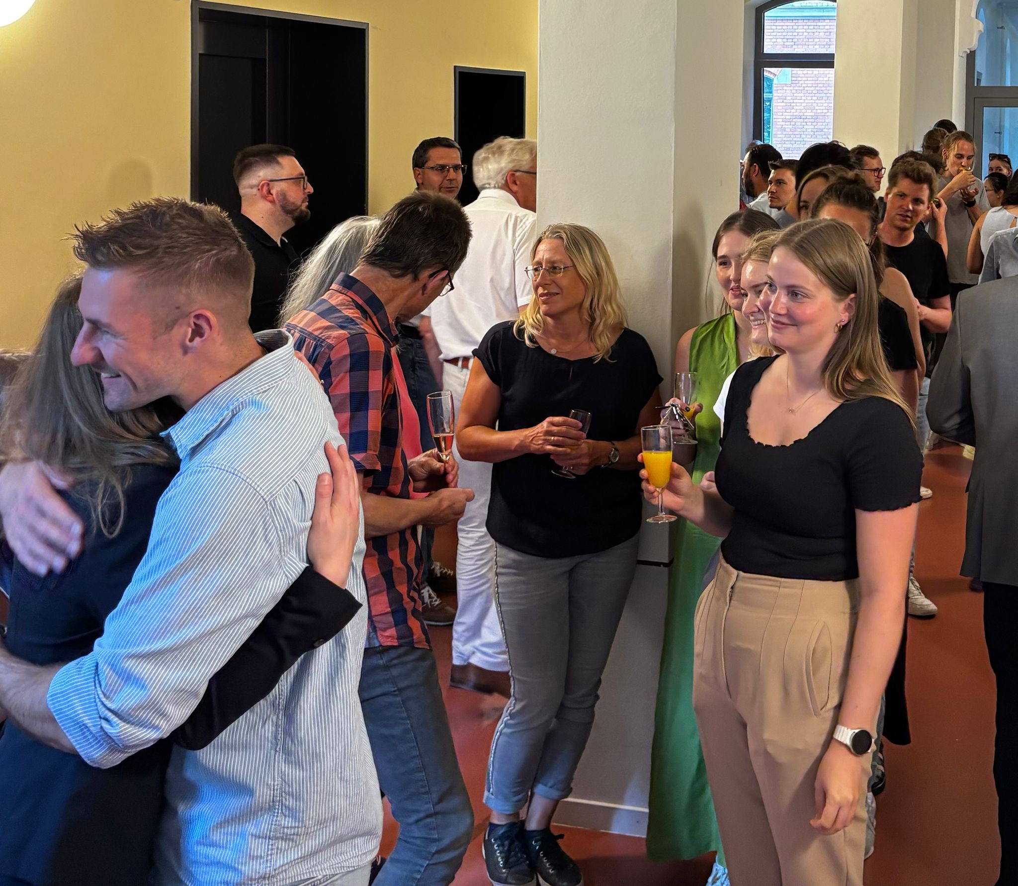 Kollegen und Gäste gratulieren neuer Doktorin