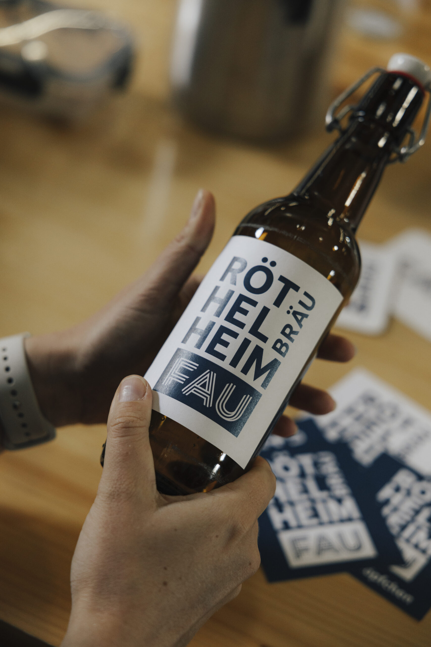 Eine Bierflasche mit dem Röthelheimbräu Ettiket