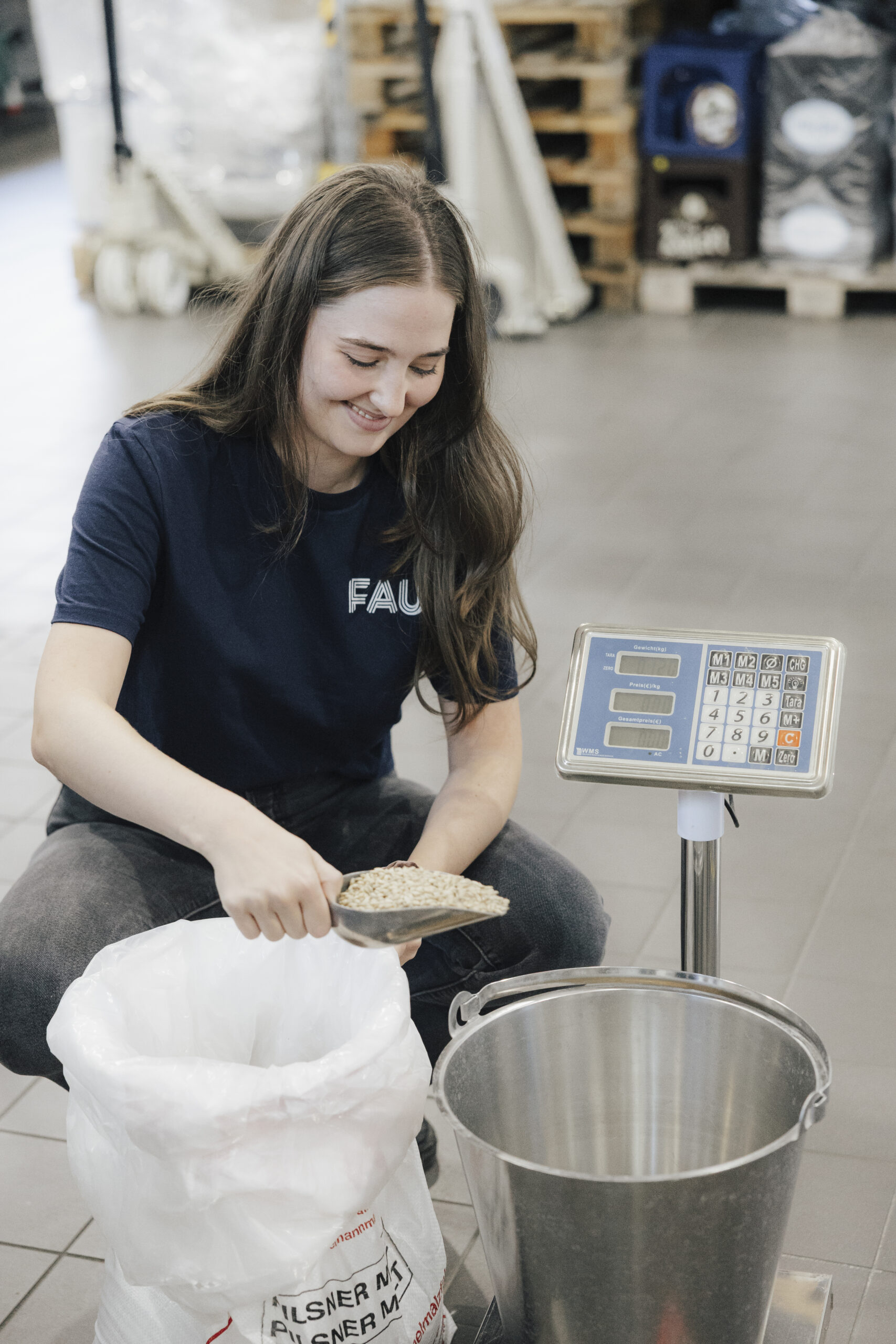Eine Frau beim abwiegen vom Malz