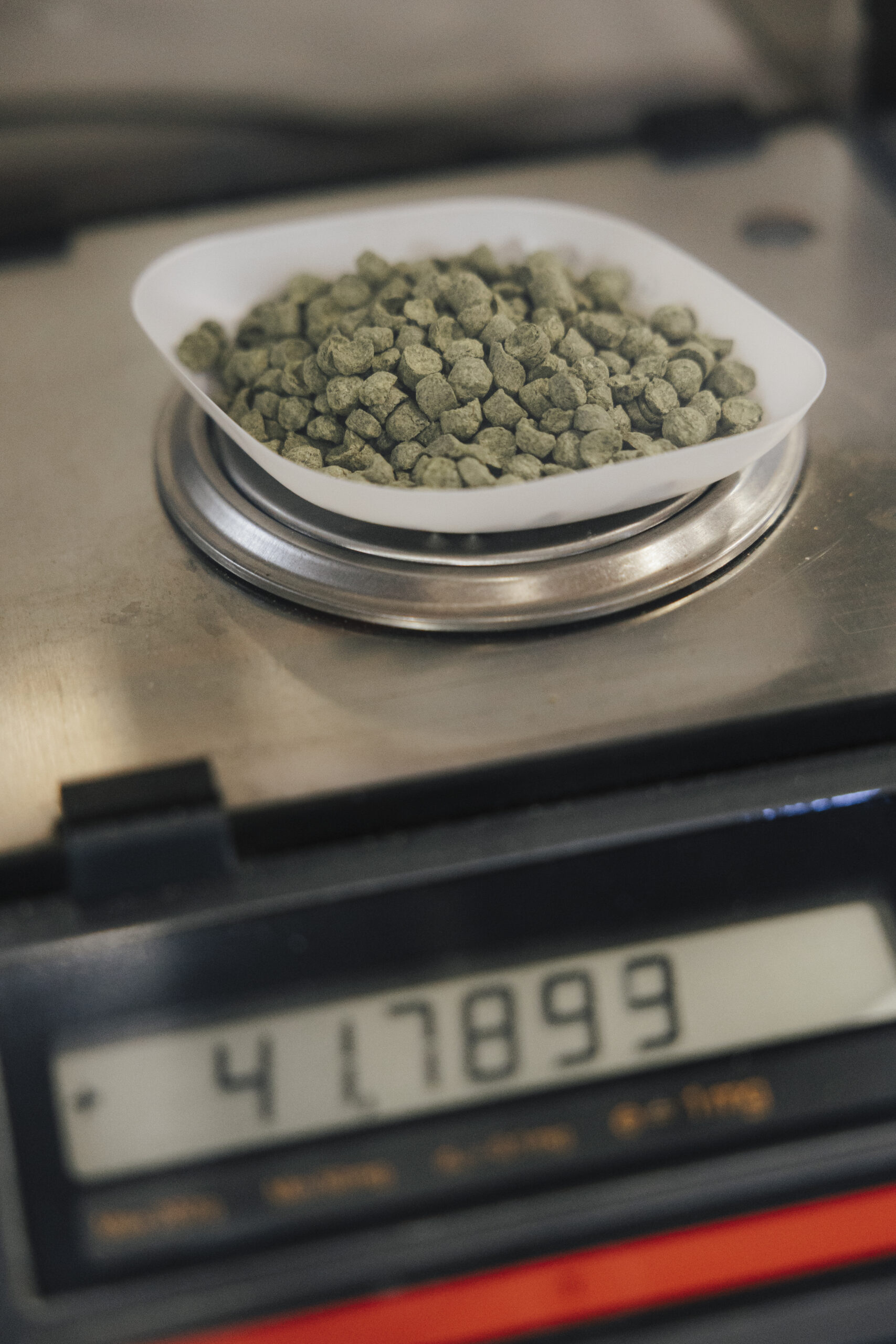 Hopfenpellets auf der Waaage