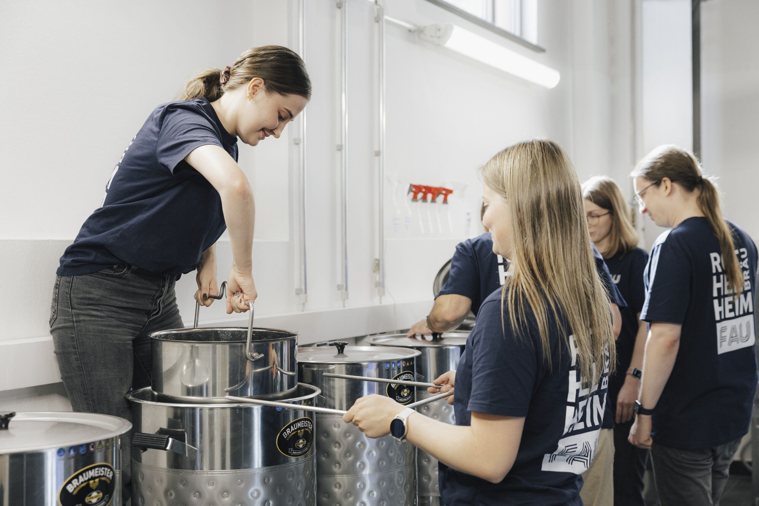 3 weibliche mitglieder des teams beim Bierbrauen