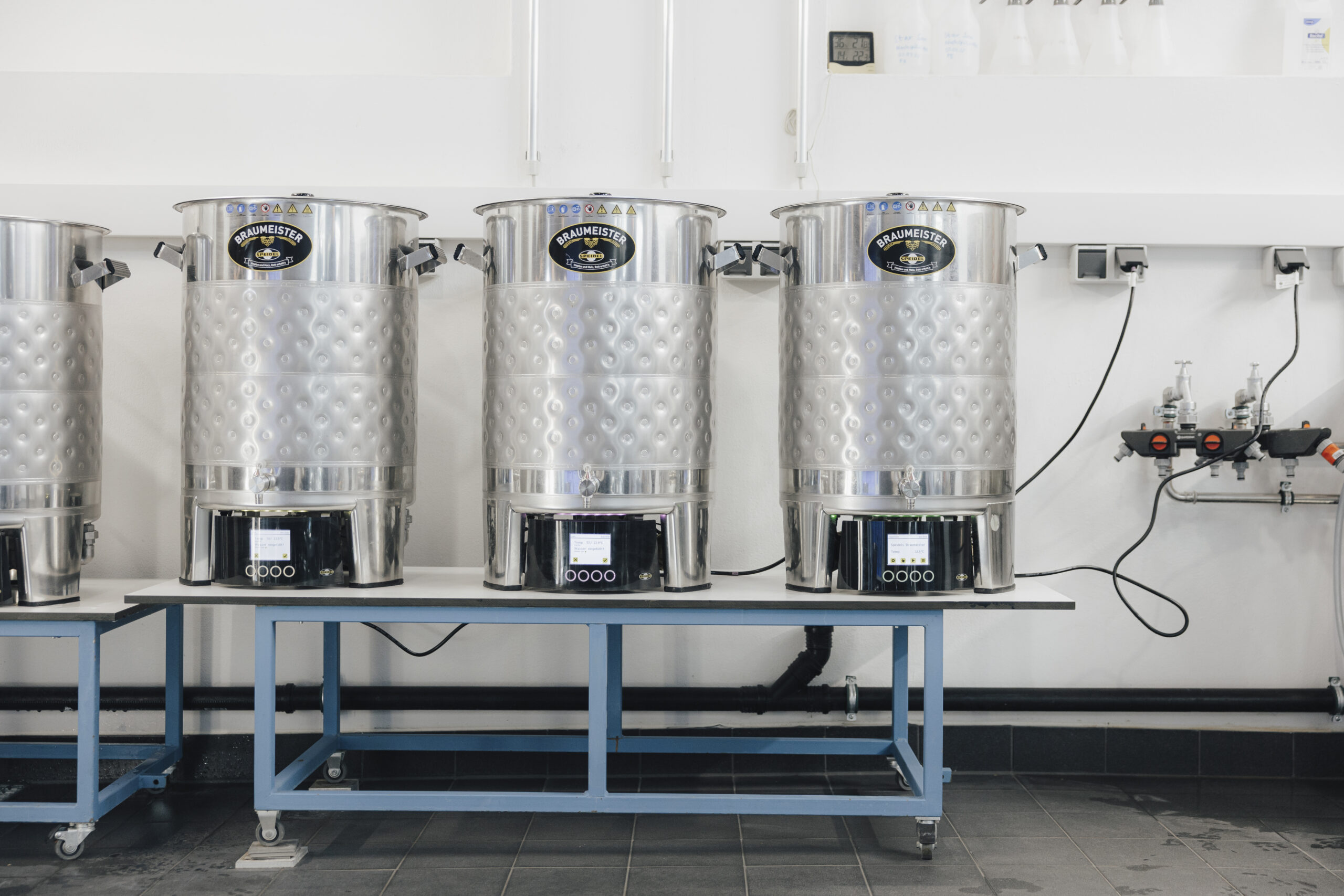 Drei Braukessel in einer Reihe