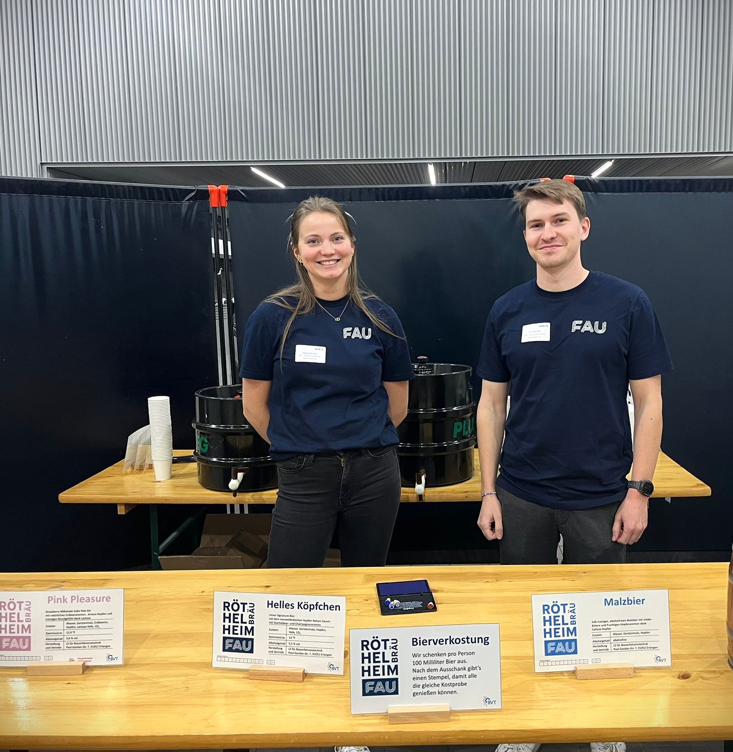 Zwei Personen Luisa (weiblich) und Timo (männlich) an der Ausschankstation
