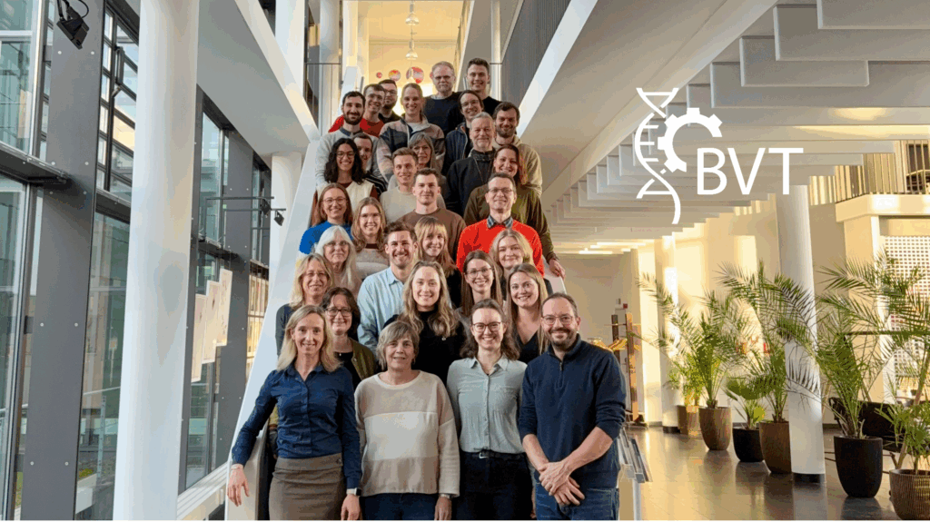 Gruppenbild Mitarbeiter des Lehrstuhls auf einer Treppe