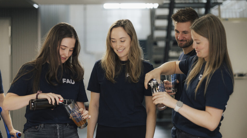 Ein Teil des Brauerei Teams (3 Frauen und ein Mann) beim Bier einschenken